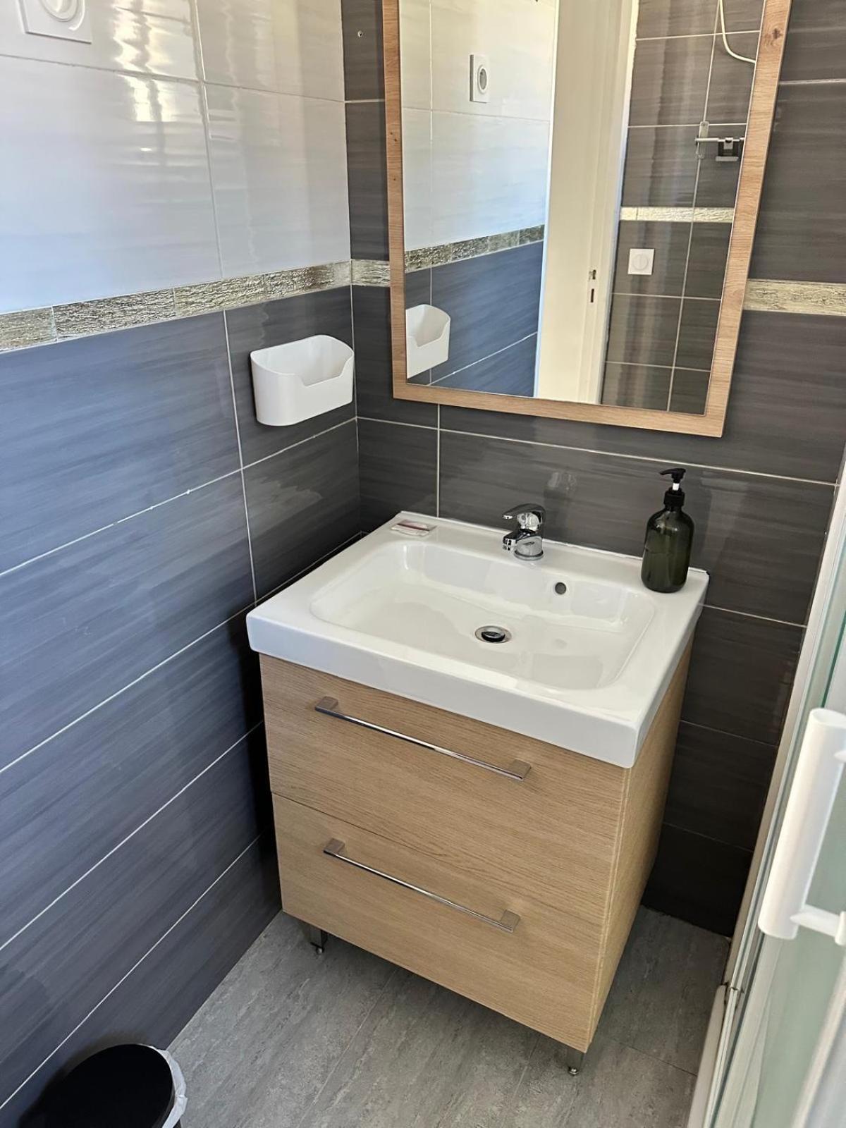 Appartement T2 Avec Terrasse Et Cour Кавайон Екстериор снимка