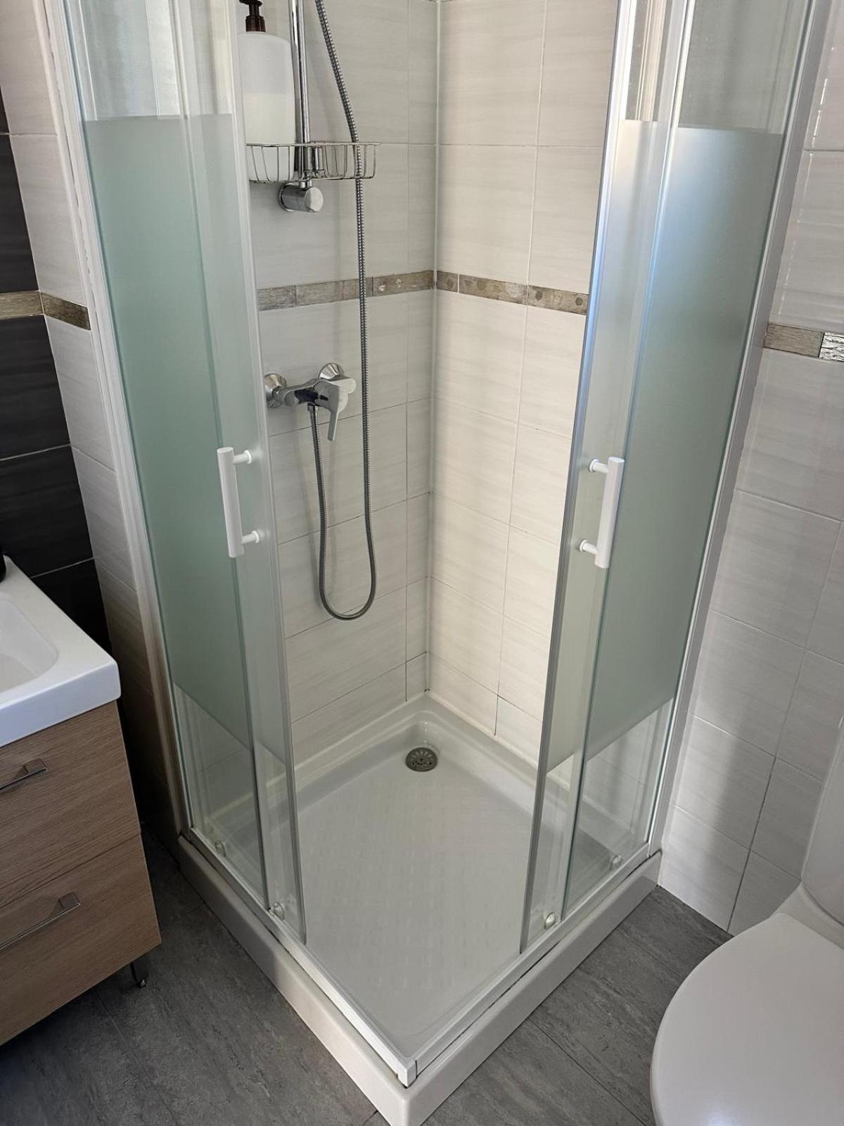 Appartement T2 Avec Terrasse Et Cour Кавайон Екстериор снимка