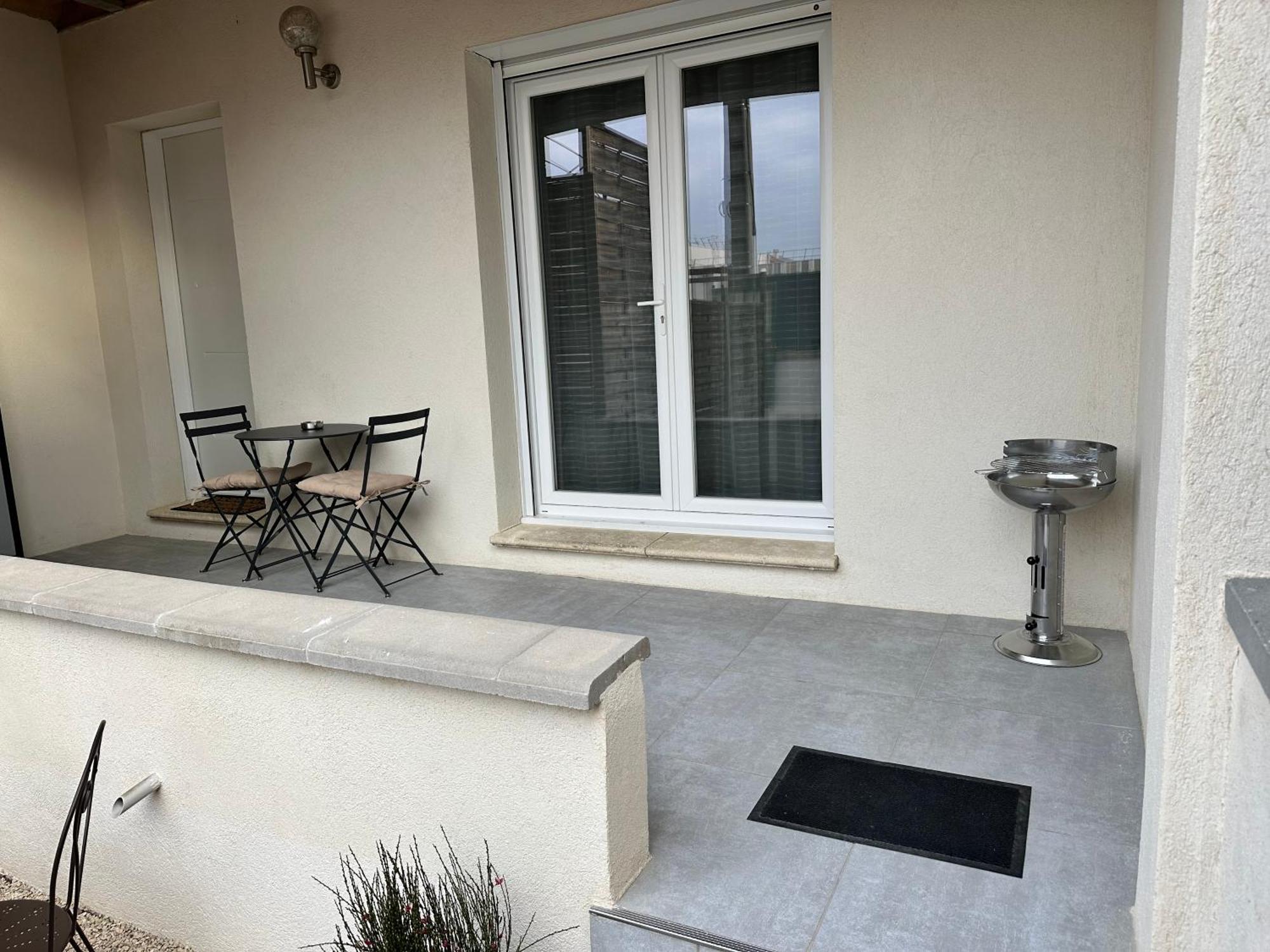 Appartement T2 Avec Terrasse Et Cour Кавайон Екстериор снимка